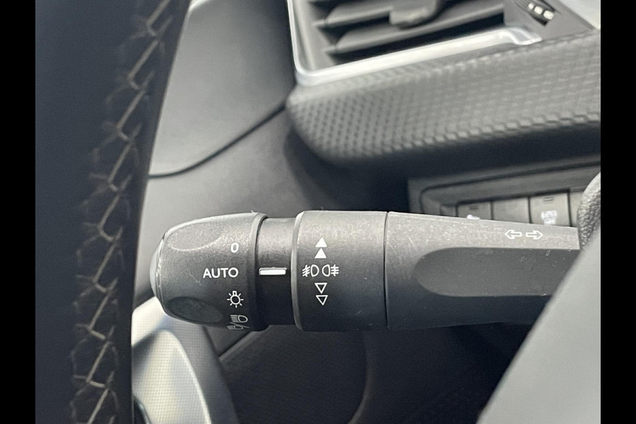 Peugeot 2008 1.2 PureTech Allure Automaat Navigatie Apple Carplay Android Auto Parkeersensoren achter Half leder Cruise Control Climate Control Lichtmetalen velgen