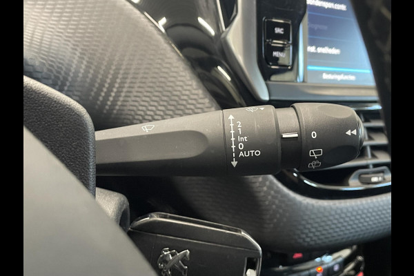 Peugeot 2008 1.2 PureTech Allure Automaat Navigatie Apple Carplay Android Auto Parkeersensoren achter Half leder Cruise Control Climate Control Lichtmetalen velgen