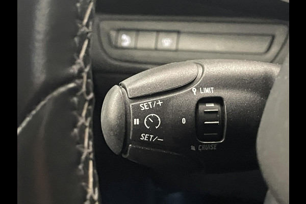 Peugeot 2008 1.2 PureTech Allure Automaat Navigatie Apple Carplay Android Auto Parkeersensoren achter Half leder Cruise Control Climate Control Lichtmetalen velgen