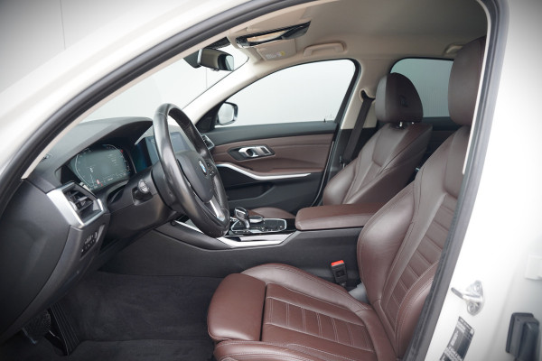 BMW 3-serie 330e eDrive Edition High Executive | Stoelverwarming | Navigatie | Apple Carplay | Parkeersensoren | Keyless | Cruise Control | LED | Leer | Trekhaak | Climate Control |