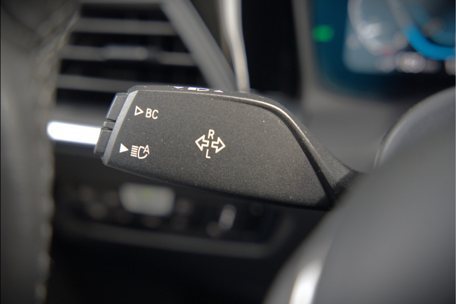 BMW 3-serie 330e eDrive Edition High Executive | Stoelverwarming | Navigatie | Apple Carplay | Parkeersensoren | Keyless | Cruise Control | LED | Leer | Trekhaak | Climate Control |