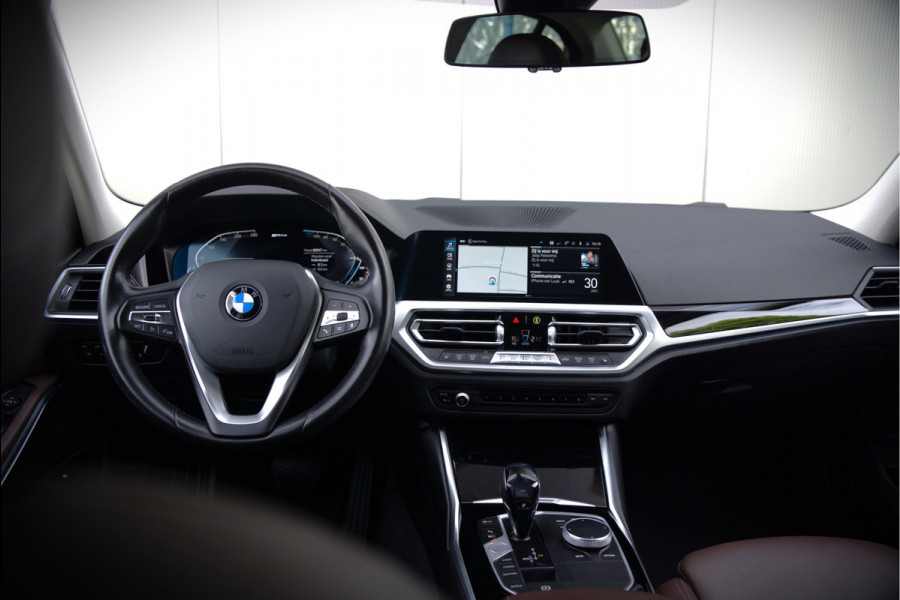 BMW 3-serie 330e eDrive Edition High Executive | Stoelverwarming | Navigatie | Apple Carplay | Parkeersensoren | Keyless | Cruise Control | LED | Leer | Trekhaak | Climate Control |