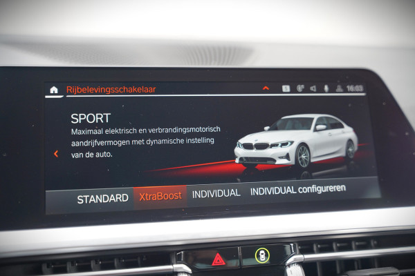 BMW 3-serie 330e eDrive Edition High Executive | Stoelverwarming | Navigatie | Apple Carplay | Parkeersensoren | Keyless | Cruise Control | LED | Leer | Trekhaak | Climate Control |
