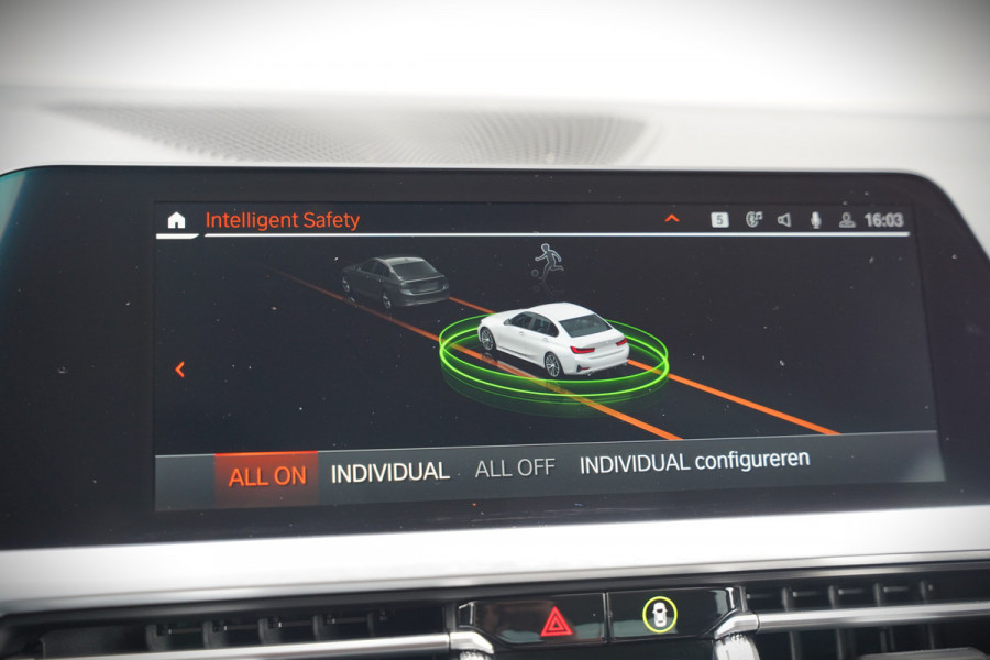 BMW 3-serie 330e eDrive Edition High Executive | Stoelverwarming | Navigatie | Apple Carplay | Parkeersensoren | Keyless | Cruise Control | LED | Leer | Trekhaak | Climate Control |