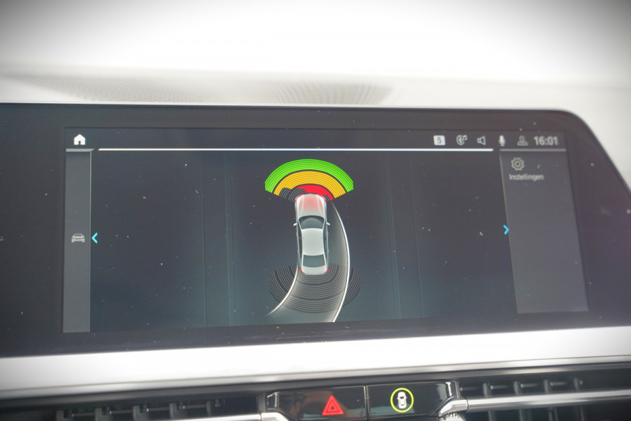 BMW 3-serie 330e eDrive Edition High Executive | Stoelverwarming | Navigatie | Apple Carplay | Parkeersensoren | Keyless | Cruise Control | LED | Leer | Trekhaak | Climate Control |