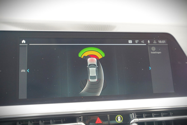 BMW 3-serie 330e eDrive Edition High Executive | Stoelverwarming | Navigatie | Apple Carplay | Parkeersensoren | Keyless | Cruise Control | LED | Leer | Trekhaak | Climate Control |