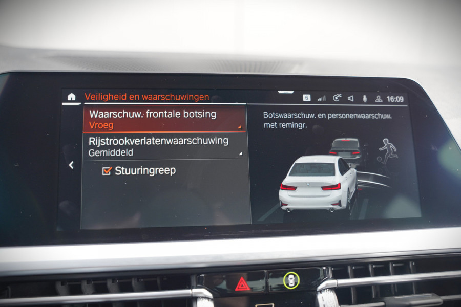 BMW 3-serie 330e eDrive Edition High Executive | Stoelverwarming | Navigatie | Apple Carplay | Parkeersensoren | Keyless | Cruise Control | LED | Leer | Trekhaak | Climate Control |
