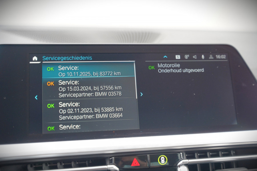 BMW 3-serie 330e eDrive Edition High Executive | Stoelverwarming | Navigatie | Apple Carplay | Parkeersensoren | Keyless | Cruise Control | LED | Leer | Trekhaak | Climate Control |
