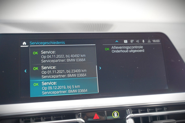 BMW 3-serie 330e eDrive Edition High Executive | Stoelverwarming | Navigatie | Apple Carplay | Parkeersensoren | Keyless | Cruise Control | LED | Leer | Trekhaak | Climate Control |