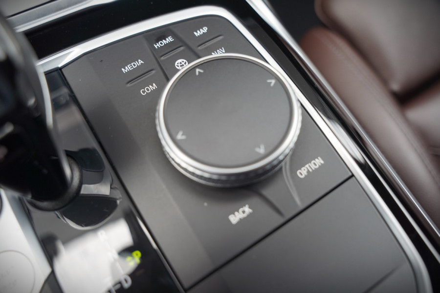 BMW 3-serie 330e eDrive Edition High Executive | Stoelverwarming | Navigatie | Apple Carplay | Parkeersensoren | Keyless | Cruise Control | LED | Leer | Trekhaak | Climate Control |