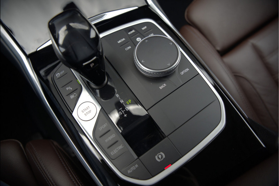 BMW 3-serie 330e eDrive Edition High Executive | Stoelverwarming | Navigatie | Apple Carplay | Parkeersensoren | Keyless | Cruise Control | LED | Leer | Trekhaak | Climate Control |