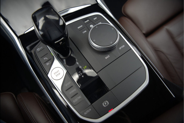 BMW 3-serie 330e eDrive Edition High Executive | Stoelverwarming | Navigatie | Apple Carplay | Parkeersensoren | Keyless | Cruise Control | LED | Leer | Trekhaak | Climate Control |