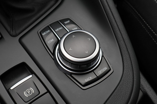 BMW X1 sDrive18i High Executive Edition LED, Navigatie, Sportstoelen, Stoelverwarming, PDC