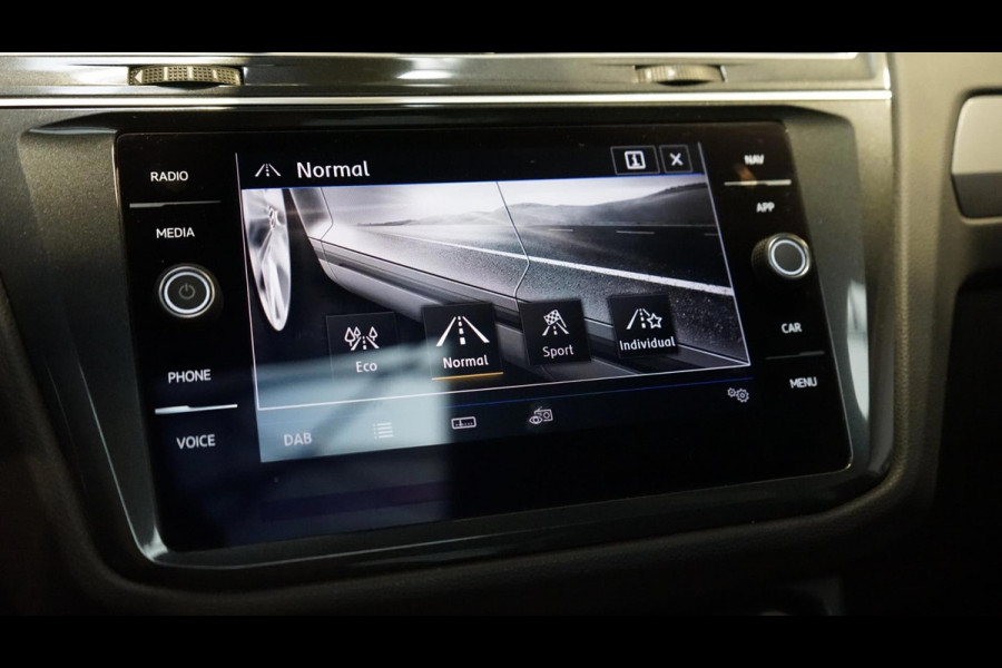 Volkswagen Tiguan 2.0 TSI 3x R-Line AUTOMAAT-360 CAM-ACC-HUD-KEYLESS-LEDER-MEMORY-NAVIGATIE-PANORAMA-VIRTUEEL-TREKHAAK