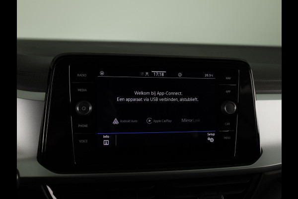Volkswagen T-Roc 1.5 TSI Life 150 pk Automaat (DSG) | Navigatie via App | Parkeersensoren (Park assist) | Achteruitrijcamera | Autom. airco | Stoelverwarming |