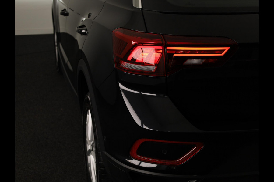 Volkswagen T-Roc 1.5 TSI Life 150 pk Automaat (DSG) | Navigatie via App | Parkeersensoren (Park assist) | Achteruitrijcamera | Autom. airco | Stoelverwarming |