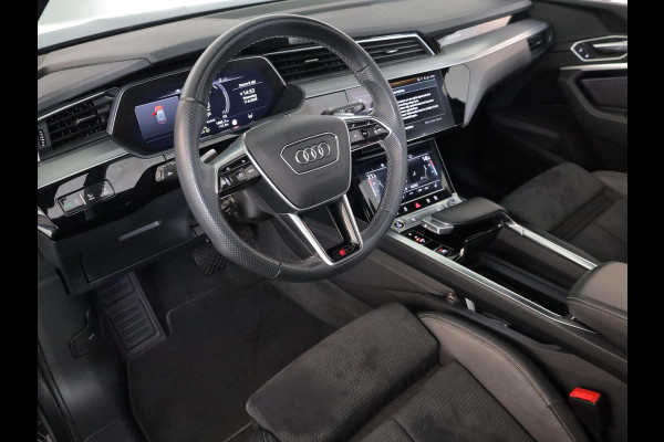 Audi e-tron 55 quattro S edition 95 kWh 408 pk | SOH 95,66% | Navigatie | Panoramadak | Parkeersensoren | Achteruitrijcamera | Matrix LED koplampen | Stoelverwarming | S-Line |