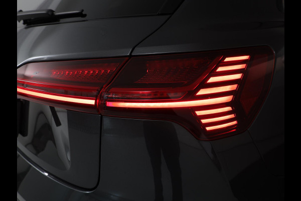 Audi e-tron 55 quattro S edition 95 kWh 408 pk | SOH 95,66% | Navigatie | Panoramadak | Parkeersensoren | Achteruitrijcamera | Matrix LED koplampen | Stoelverwarming | S-Line |