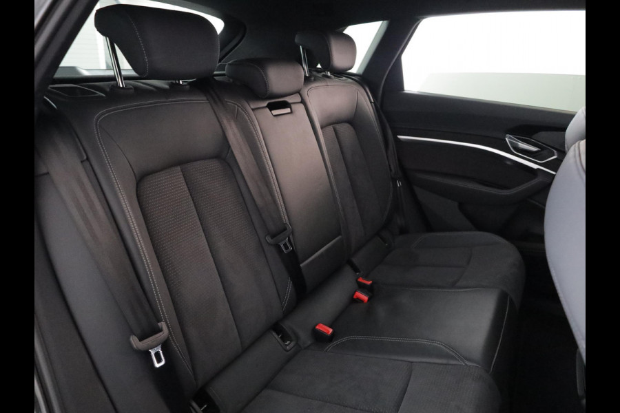 Audi e-tron 55 quattro S edition 95 kWh 408 pk | SOH 95,66% | Navigatie | Panoramadak | Parkeersensoren | Achteruitrijcamera | Matrix LED koplampen | Stoelverwarming | S-Line |