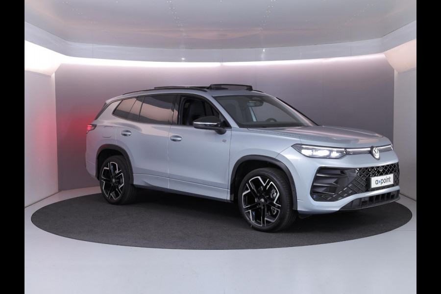Volkswagen Tayron 1.5 eHybrid R-Line Edition | Private lease vanaf €851 | 204 pk Automaat (DSG) | Verlengde garantie | Navigatie | Panoramadak | Trekhaak (wegklapbaar) | Parkeersensoren (Park assist) | Rondomzicht camera | Stoelverwarming | R-Line |