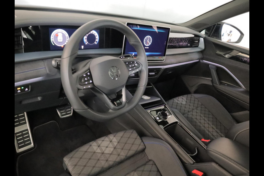 Volkswagen Tayron 1.5 eHybrid R-Line Edition | Private lease vanaf €851 | 204 pk Automaat (DSG) | Verlengde garantie | Navigatie | Panoramadak | Trekhaak (wegklapbaar) | Parkeersensoren (Park assist) | Rondomzicht camera | Stoelverwarming | R-Line |