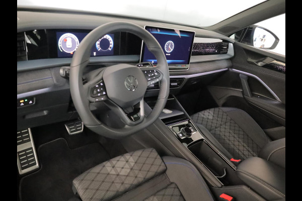 Volkswagen Tayron 1.5 eHybrid R-Line Edition | Private lease vanaf €851 | 204 pk Automaat (DSG) | Verlengde garantie | Navigatie | Panoramadak | Trekhaak (wegklapbaar) | Parkeersensoren (Park assist) | Rondomzicht camera | Stoelverwarming | R-Line |