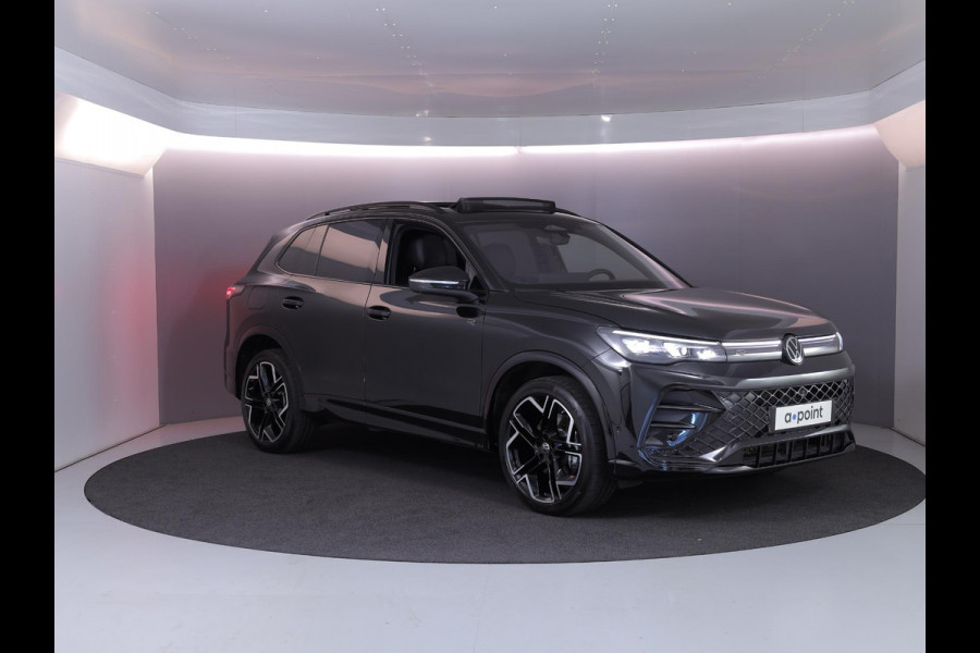 Volkswagen Tiguan 1.5 eHybrid R-Line Edition 272 pk Automaat (DSG) | Verlengde garantie | Navigatie | Panoramadak | Trekhaak (wegklapbaar) | Parkeersensoren (Park assist) | Rondomzicht camera | Lederen bekleding | Stoelverwarming/ventilatie |