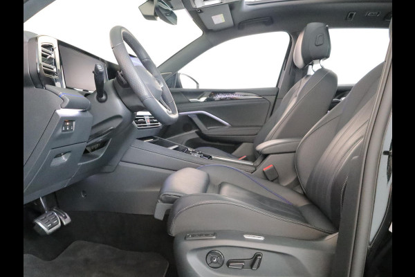 Volkswagen Tiguan 1.5 eHybrid R-Line Edition 272 pk Automaat (DSG) | Verlengde garantie | Navigatie | Panoramadak | Trekhaak (wegklapbaar) | Parkeersensoren (Park assist) | Rondomzicht camera | Lederen bekleding | Stoelverwarming/ventilatie |