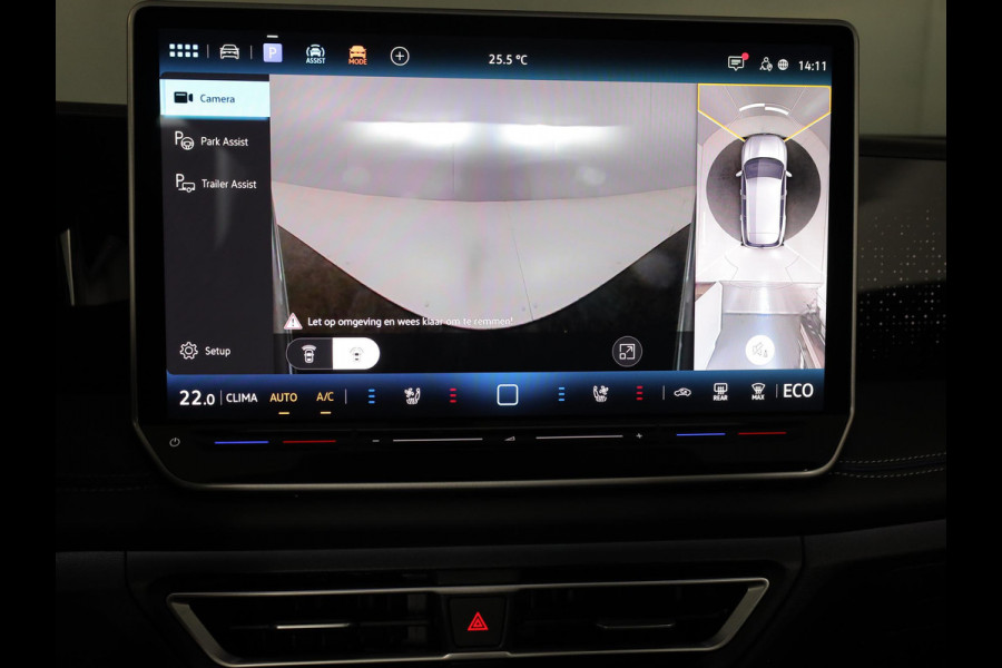 Volkswagen Tiguan 1.5 eHybrid R-Line Edition 272 pk Automaat (DSG) | Verlengde garantie | Navigatie | Panoramadak | Trekhaak (wegklapbaar) | Parkeersensoren (Park assist) | Rondomzicht camera | Lederen bekleding | Stoelverwarming/ventilatie |