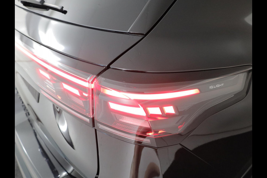 Volkswagen Tiguan 1.5 eHybrid R-Line Edition 272 pk Automaat (DSG) | Verlengde garantie | Navigatie | Panoramadak | Trekhaak (wegklapbaar) | Parkeersensoren (Park assist) | Rondomzicht camera | Lederen bekleding | Stoelverwarming/ventilatie |