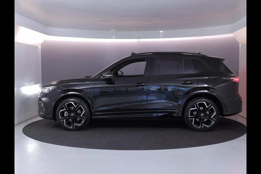 Volkswagen Tiguan 1.5 eHybrid R-Line Edition 272 pk Automaat (DSG) | Verlengde garantie | Navigatie | Panoramadak | Trekhaak (wegklapbaar) | Parkeersensoren (Park assist) | Rondomzicht camera | Lederen bekleding | Stoelverwarming/ventilatie |