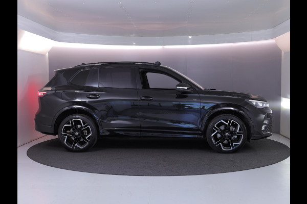 Volkswagen Tiguan 1.5 eHybrid R-Line Edition 272 pk Automaat (DSG) | Verlengde garantie | Navigatie | Panoramadak | Trekhaak (wegklapbaar) | Parkeersensoren (Park assist) | Rondomzicht camera | Lederen bekleding | Stoelverwarming/ventilatie |