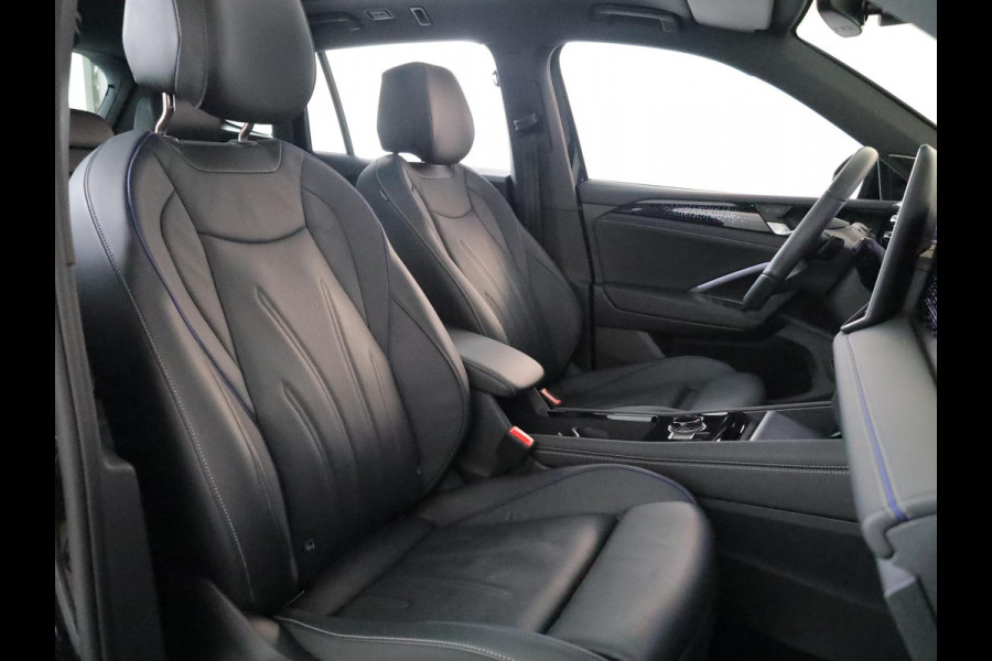 Volkswagen Tiguan 1.5 eHybrid R-Line Edition 272 pk Automaat (DSG) | Verlengde garantie | Navigatie | Panoramadak | Trekhaak (wegklapbaar) | Parkeersensoren (Park assist) | Rondomzicht camera | Lederen bekleding | Stoelverwarming/ventilatie |