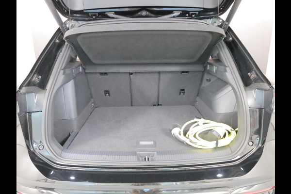Volkswagen Tiguan 1.5 eHybrid R-Line Edition 272 pk Automaat (DSG) | Verlengde garantie | Navigatie | Panoramadak | Trekhaak (wegklapbaar) | Parkeersensoren (Park assist) | Rondomzicht camera | Lederen bekleding | Stoelverwarming/ventilatie |