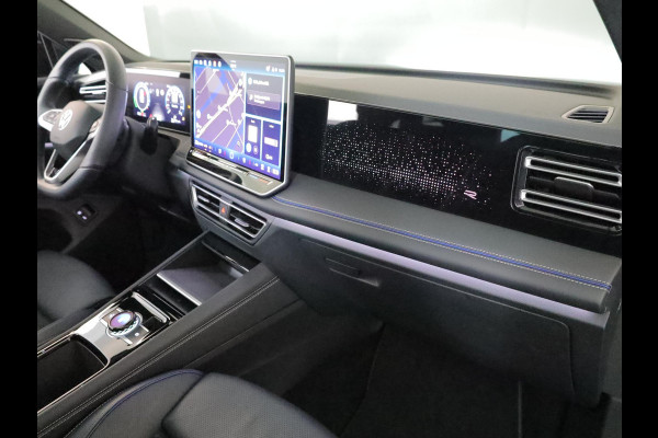 Volkswagen Tiguan 1.5 eHybrid R-Line Edition 272 pk Automaat (DSG) | Verlengde garantie | Navigatie | Panoramadak | Trekhaak (wegklapbaar) | Parkeersensoren (Park assist) | Rondomzicht camera | Lederen bekleding | Stoelverwarming/ventilatie |