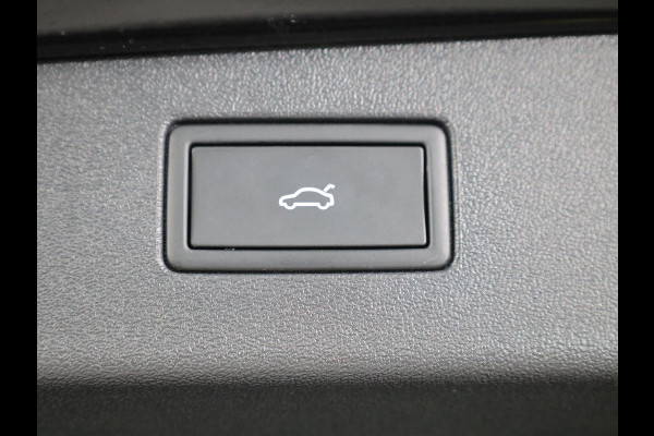 Volkswagen Tiguan 1.5 eHybrid R-Line Edition 272 pk Automaat (DSG) | Verlengde garantie | Navigatie | Panoramadak | Trekhaak (wegklapbaar) | Parkeersensoren (Park assist) | Rondomzicht camera | Lederen bekleding | Stoelverwarming/ventilatie |