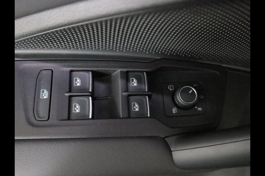 Volkswagen Tiguan 1.5 eHybrid R-Line Edition 272 pk Automaat (DSG) | Verlengde garantie | Navigatie | Panoramadak | Trekhaak (wegklapbaar) | Parkeersensoren (Park assist) | Rondomzicht camera | Lederen bekleding | Stoelverwarming/ventilatie |
