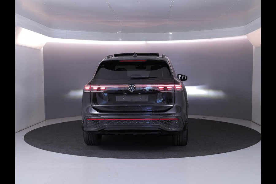 Volkswagen Tiguan 1.5 eHybrid R-Line Edition 272 pk Automaat (DSG) | Verlengde garantie | Navigatie | Panoramadak | Trekhaak (wegklapbaar) | Parkeersensoren (Park assist) | Rondomzicht camera | Lederen bekleding | Stoelverwarming/ventilatie |