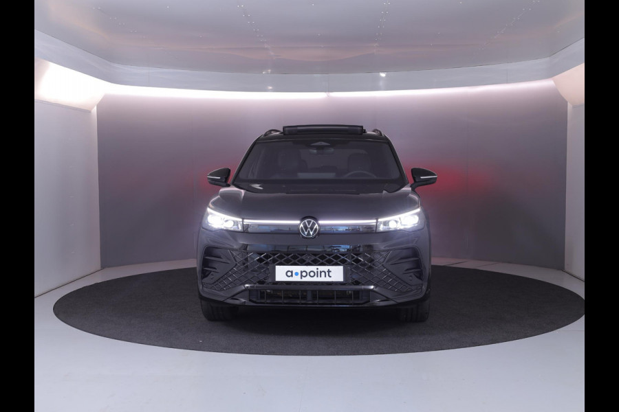 Volkswagen Tiguan 1.5 eHybrid R-Line Edition 272 pk Automaat (DSG) | Verlengde garantie | Navigatie | Panoramadak | Trekhaak (wegklapbaar) | Parkeersensoren (Park assist) | Rondomzicht camera | Lederen bekleding | Stoelverwarming/ventilatie |