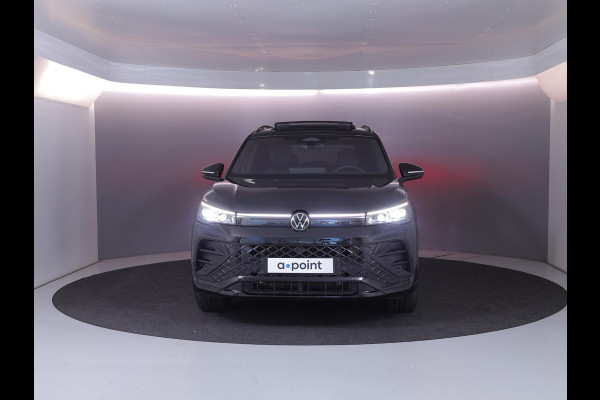 Volkswagen Tiguan 1.5 eHybrid R-Line Edition 272 pk Automaat (DSG) | Verlengde garantie | Navigatie | Panoramadak | Trekhaak (wegklapbaar) | Parkeersensoren (Park assist) | Rondomzicht camera | Lederen bekleding | Stoelverwarming/ventilatie |