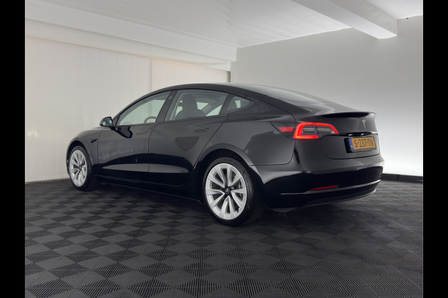 Tesla Model 3 Standard RWD Plus 60 kWh [3-Fase-11kW] {SoH-90%} (INCL-BTW) Aut. *PANO | AUTOPILOT | LEATHER | KEYLESS | FULL-LED | MEMORY-PACK | TOPVIEW | DAB | CARPLAY | DIGI-COCKPIT | LANE-ASSIST | HEATED- COMFORTSEATS | 19"ALU*