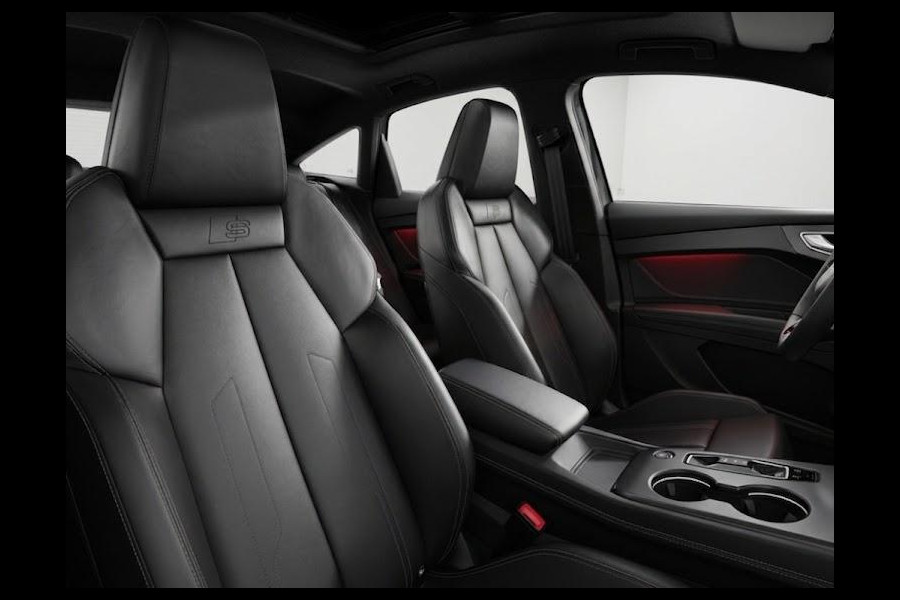 Audi Q4 Sportback e-tron S edition 82 kWh 286 pk | Techniekpakket plus | Glazen panoramadak | Optiekpakket zwart-glanzend | Trekhaak |