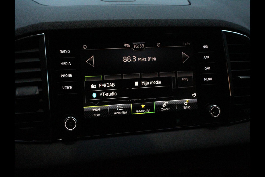 Škoda Karoq 1.5 TSI 150pk DSG Ambition Navigatie Apple Carpla/Android Auto Camera Climate Control Adaptieve Cruise control Lichtmetalen Velgen