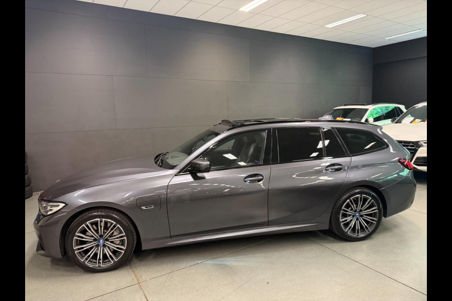 BMW 3 Serie Touring 330e M-SPORT SOH 98%/PANO/H-KARDON/V-COCKPIT/NAVI/CAM/DAB/CARPLAY///