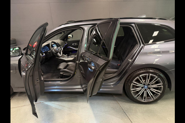 BMW 3 Serie Touring 330e M-SPORT SOH 98%/PANO/H-KARDON/V-COCKPIT/NAVI/CAM/DAB/CARPLAY///