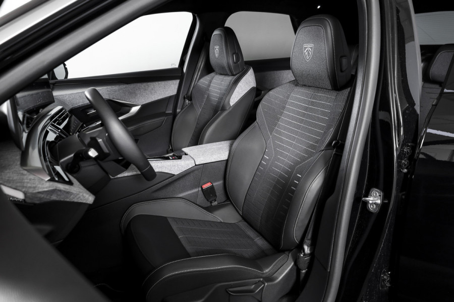 Peugeot 3008 1.2 Hybrid 145 GT | Dig. Cockpit | Adapt. Cruise | Stoel-+stuurverw. | PDC | Camera | NAV+App. Connect | ECC | 19" LM |