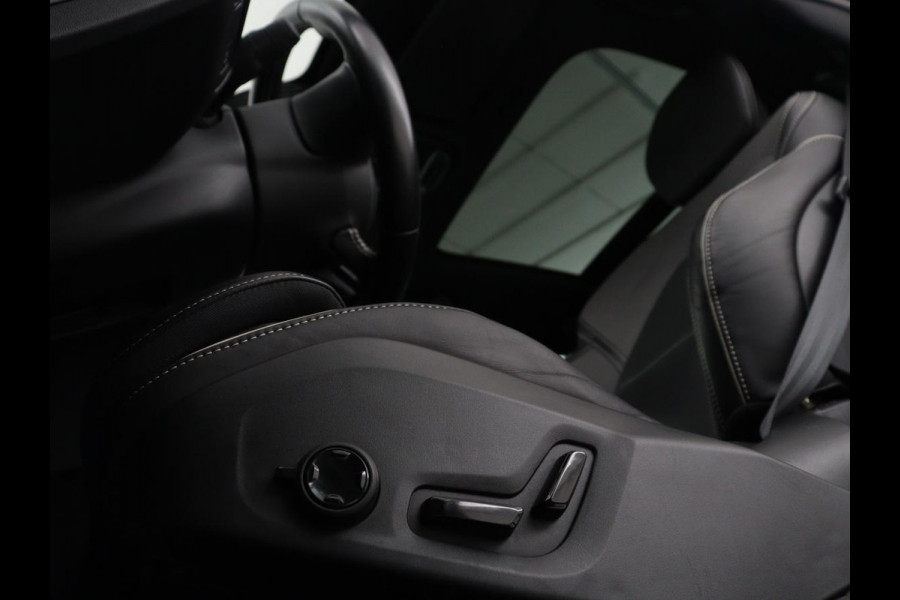 Volvo V60 2.0 T4 R-Design Panoramadak | Full LED | Trekhaak | Carplay | Pilot assist | Navigate | Stoel & Stuurverwarming | Achteruitrij camera | Cruise control | Climate control