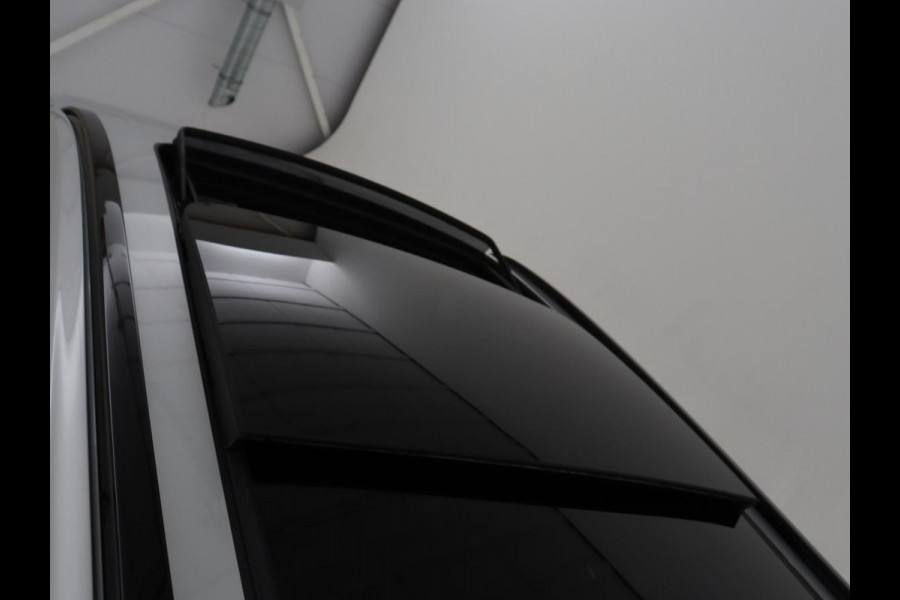Volvo V60 2.0 T4 R-Design Panoramadak | Full LED | Trekhaak | Carplay | Pilot assist | Navigate | Stoel & Stuurverwarming | Achteruitrij camera | Cruise control | Climate control