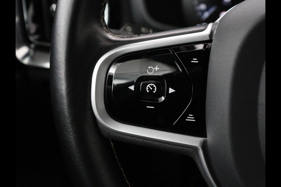 Volvo V60 2.0 T4 R-Design Panoramadak | Full LED | Trekhaak | Carplay | Pilot assist | Navigate | Stoel & Stuurverwarming | Achteruitrij camera | Cruise control | Climate control