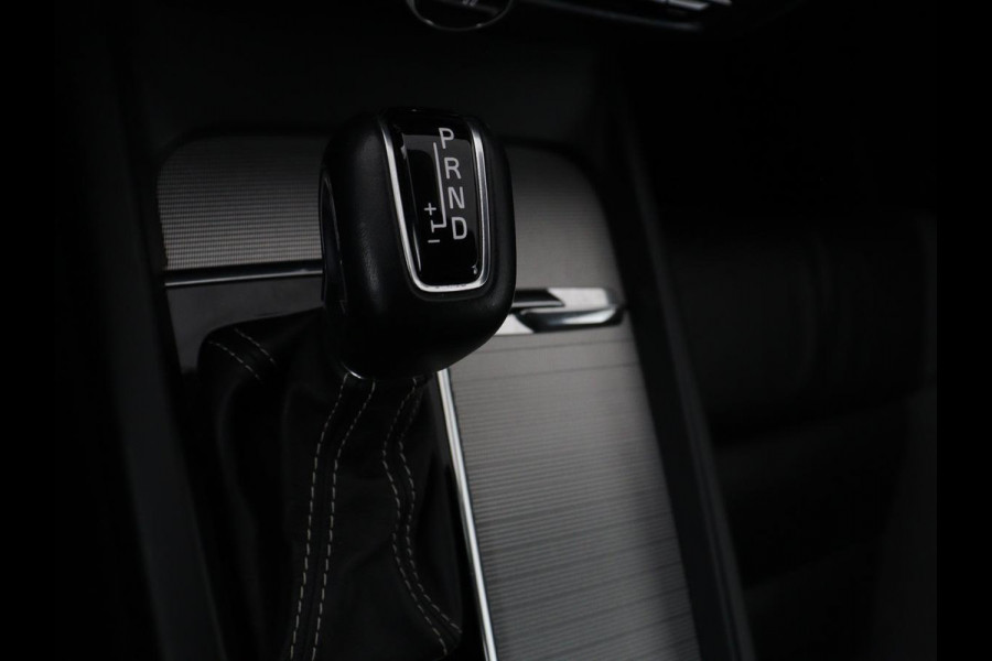 Volvo V60 2.0 T4 R-Design Panoramadak | Full LED | Trekhaak | Carplay | Pilot assist | Navigate | Stoel & Stuurverwarming | Achteruitrij camera | Cruise control | Climate control